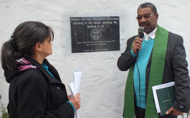 Suster Lesinda Cunningham saam met eerw Godfrey Cunningham wat die gedenksteen van Gansbaai Huis onthul het